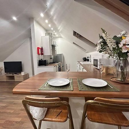 Peaceful 2-Bedroom Haven Питерборо Екстериор снимка