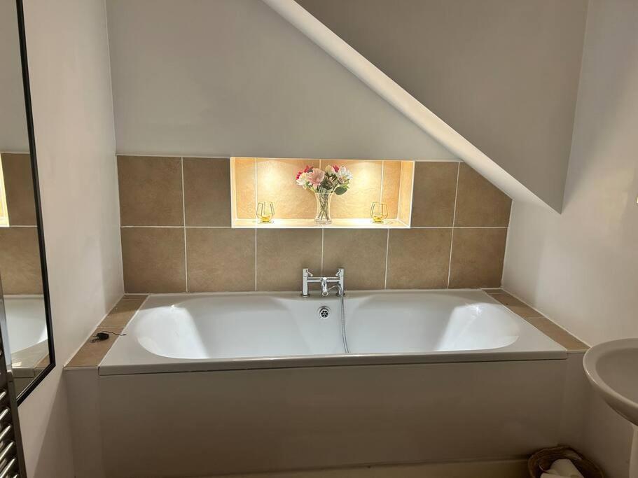 Peaceful 2-Bedroom Haven Питерборо Екстериор снимка