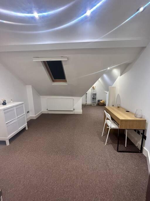 Peaceful 2-Bedroom Haven Питерборо Екстериор снимка