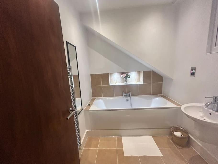 Peaceful 2-Bedroom Haven Питерборо Екстериор снимка